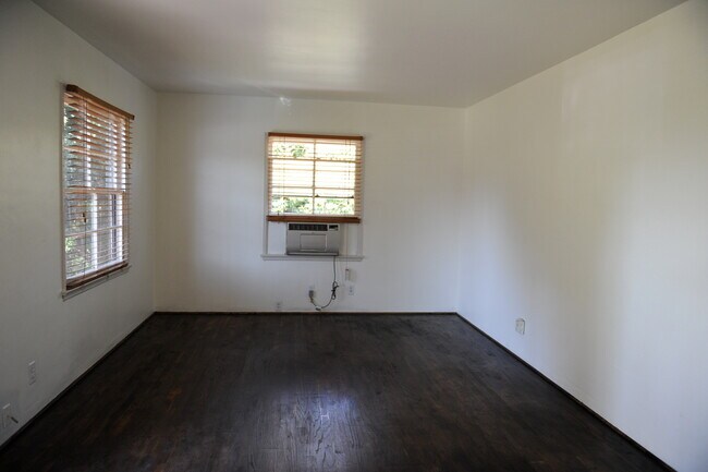 Foto del edificio - 5622 Hazeltine Ave