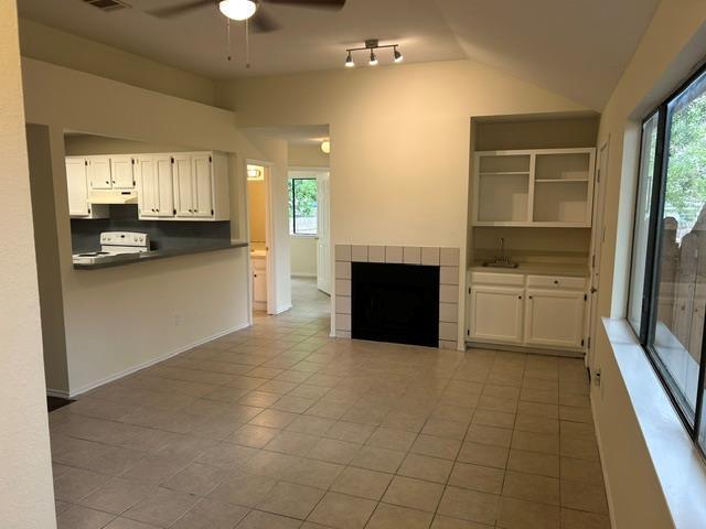 Building Photo - 825 Mica Ln