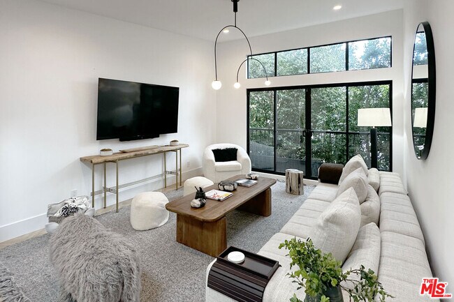 Foto del edificio - 1541 Rising Glen Rd