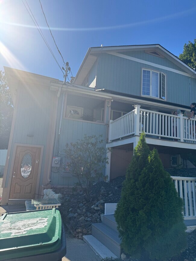 Foto del edificio - 8 Spruce Ave