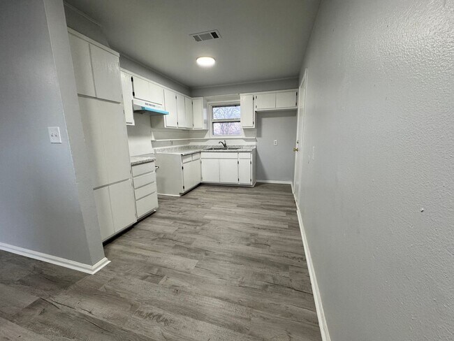 Building Photo - Newly Updated 3 Bedroom Home by Legacy School