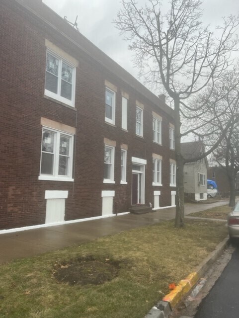 Building Photo - 7052 S Laflin St