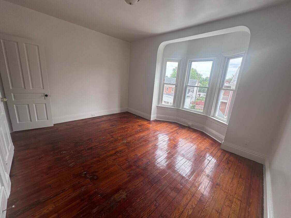 Primary Photo - Spacious 5 Bedroom with Off Street Parking