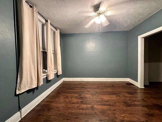 Foto del edificio - 3 bedroom 1 bath row home on quiet street