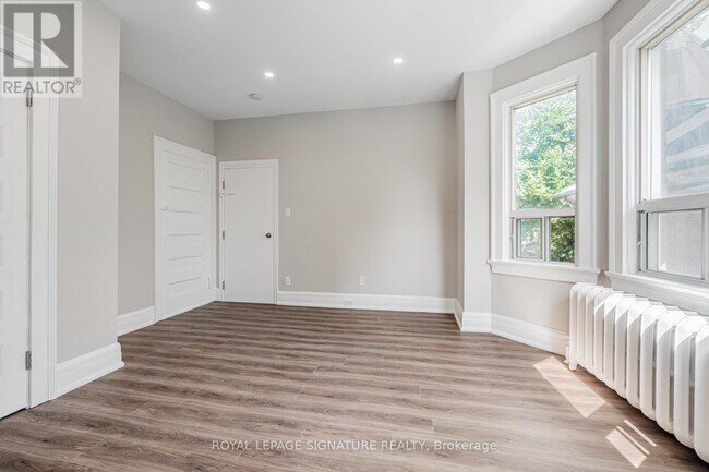 Photo du bâtiment - 382-382 Palmerston Blvd