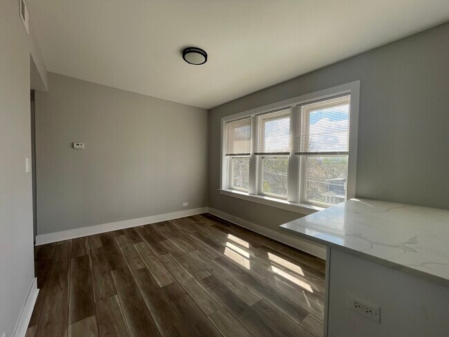 Foto del edificio - 722 N Austin Blvd