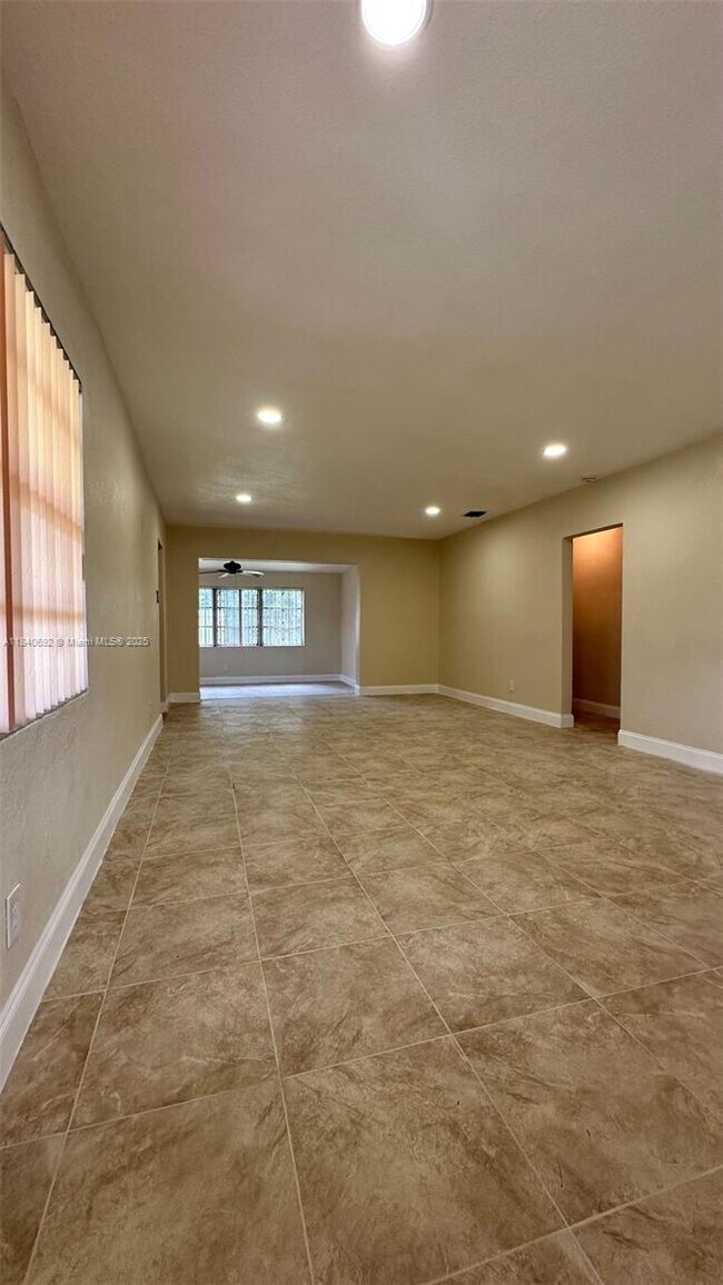Foto del edificio - 5317 SW 24th St