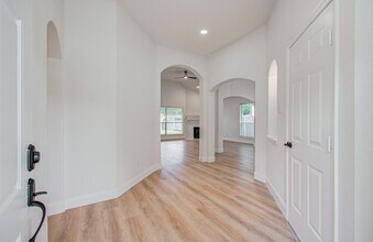 Building Photo - 2311 Meadow Briar Dr