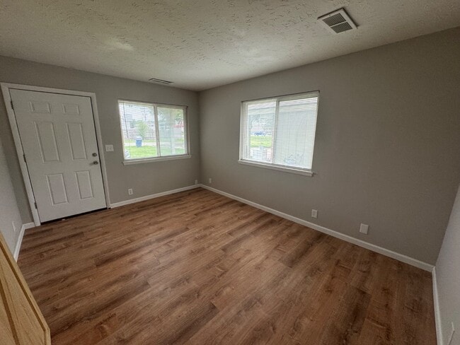 Building Photo - 610 Bremer Dr