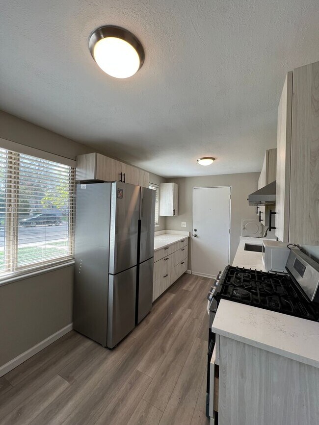 Foto del edificio - Beautifully Renovated 3 Bedroom; Right on ...