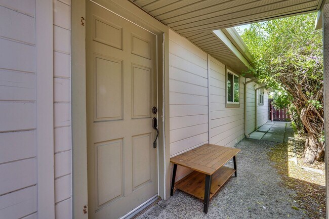 Photo - ADU One Bedroom Unit Available with Privat... House