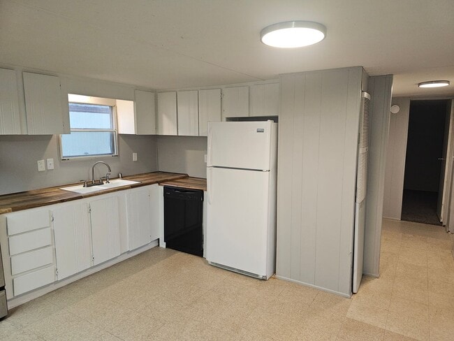 Building Photo - 2 bed 1 bath rental Next to  City Park