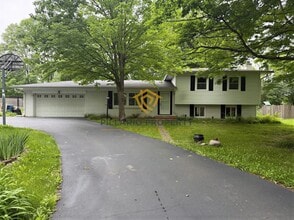 Building Photo - 2706 Lakewood Dr N