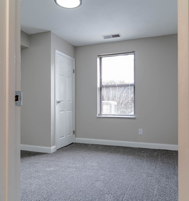 Building Photo - Oak Grove