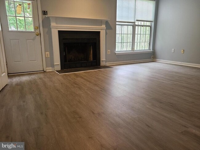 Building Photo - 2213 Commissary Cir