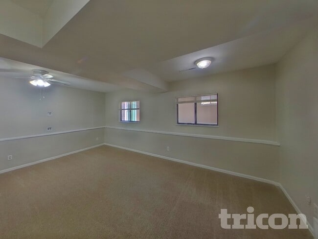 Building Photo - 3015 Moonbeam Cir N