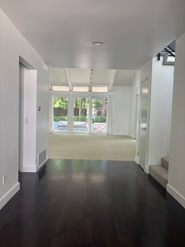 Building Photo - Elegant Beverly Hills Living | 2 Bed + Study or office  | 3 Bath | Pool & Spacious Yard