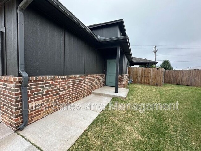 Building Photo - 10516 Utica Dr