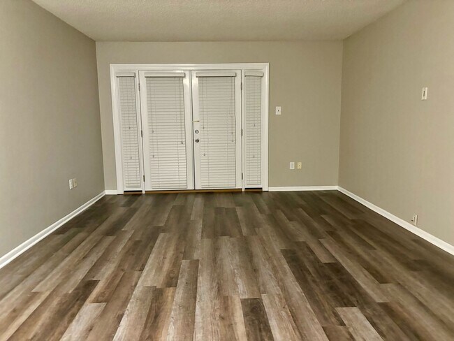 Building Photo - 1BD/1BA Condo located on the Germantown/Me...