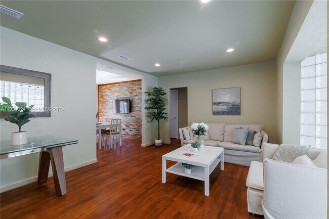 Foto del edificio - 250 NE 48th St