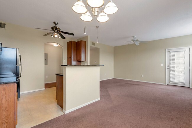 Building Photo - Move-in Ready 2 Bedroom, 2 Bath condo in P...