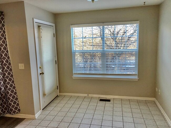 Building Photo - 928 N Village Dr