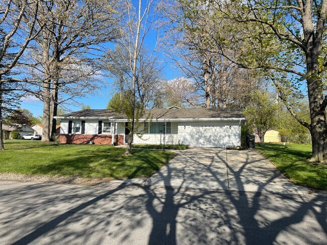 Building Photo - Well-maintained Ranch home with large yard, NO YARDWORK.