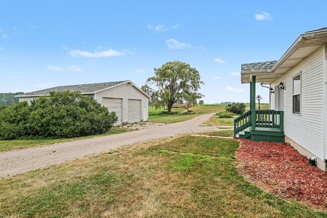 Foto del edificio - Secluded Farmhouse on over 1.5 acres.  $1990/ Month.  3 beds/ 2 baths
