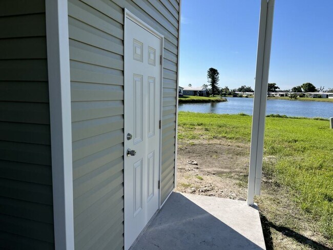 Foto del edificio - 7815 Lakeshore Dr