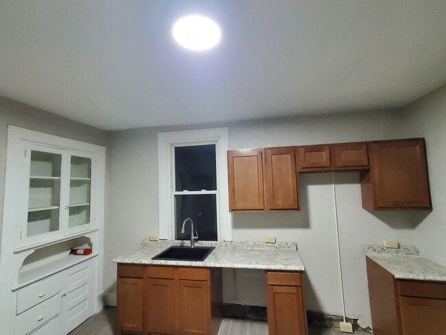 Building Photo - 550 Railroad St