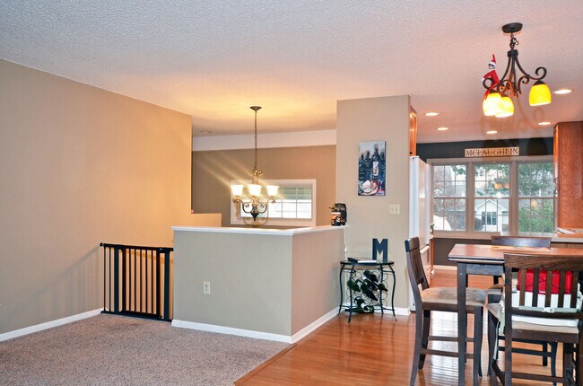 Building Photo - Beautiful 4-Bed 2-Bath Home in Eagan! Larg...