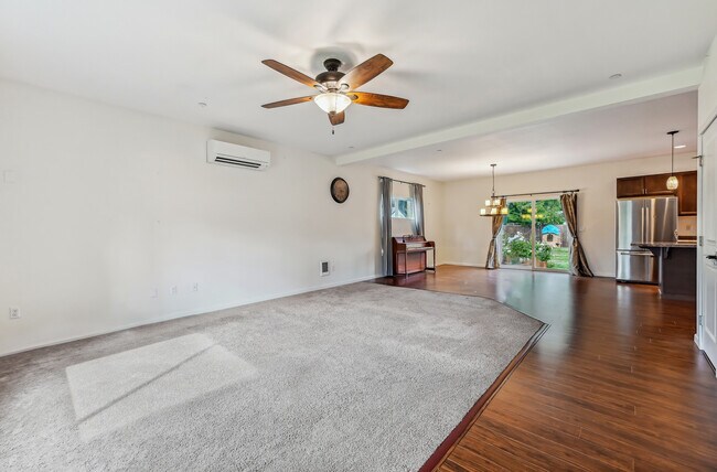 Sala de estar que fluye hacia el comedor. - 9306 208th Ave E