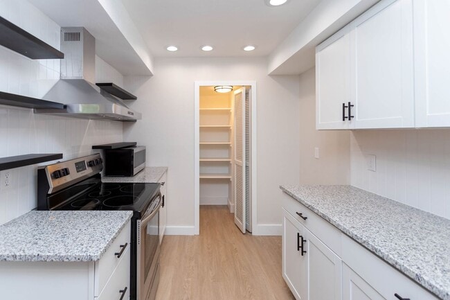 Building Photo - Beautiful Townhome in Central Colorado Springs!