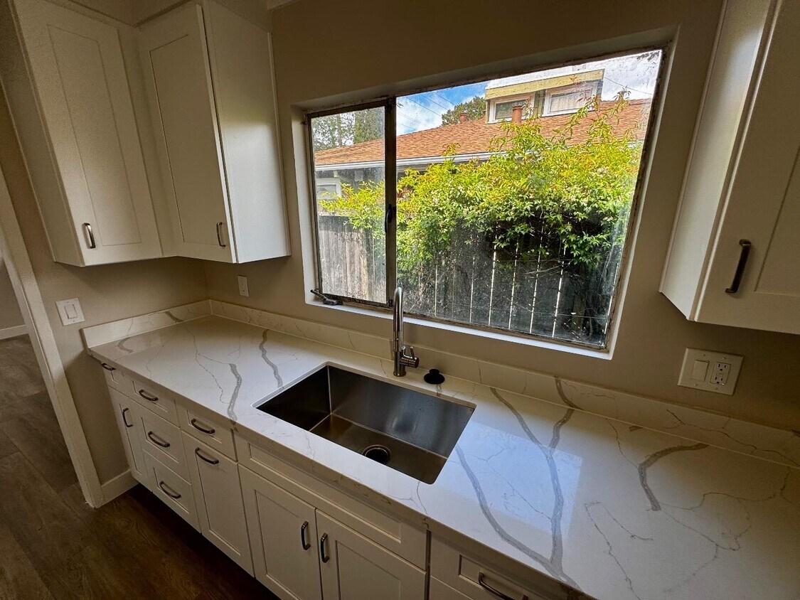 Foto principal - 2537 Alma St