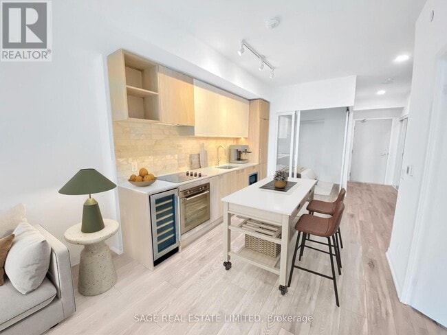 Building Photo - 2020-2020 Bathurst St