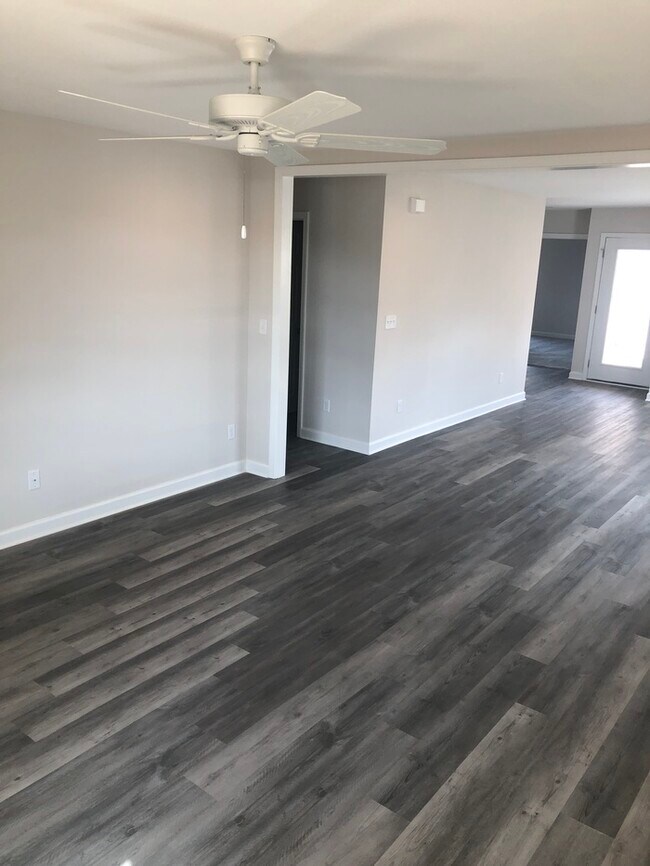 Building Photo - FIRST MONTHS RENT FREE!