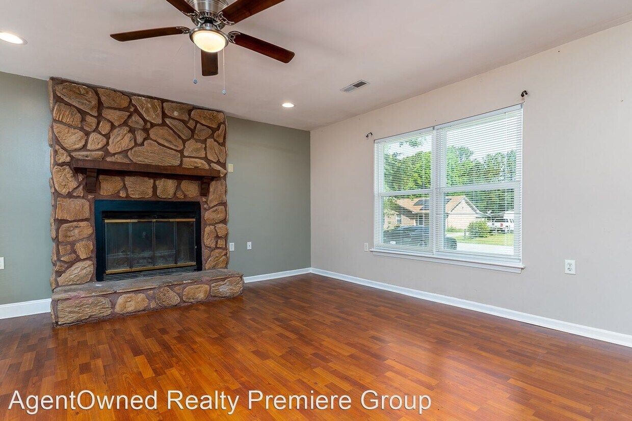 Foto principal - 3 br, 1.5 bath House - 117 Mountain Pine Road