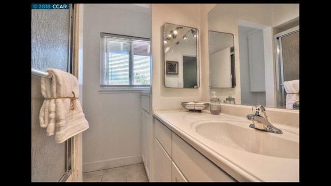 Building Photo - Townhouse available