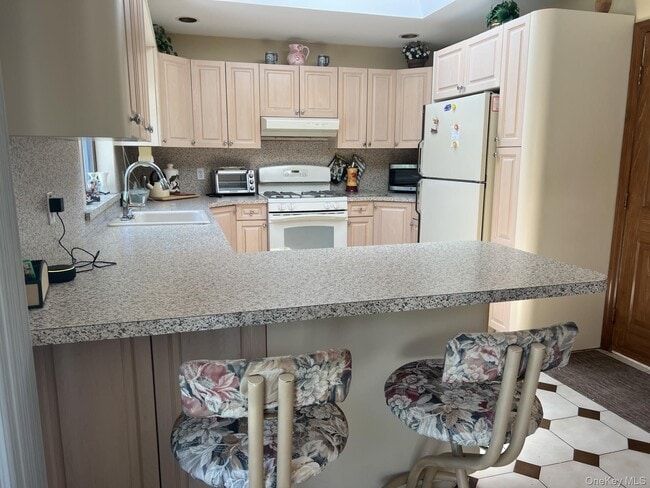 Building Photo - 215 Leon Rd