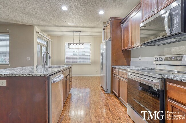 Building Photo - Great 4 Bedroom 2.5 Bath home in Hazel Del...