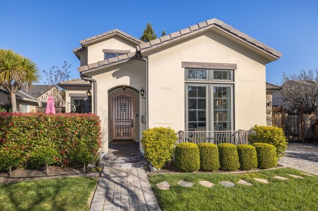 Building Photo - 5 Bed, 4.5 Bath Executive Home w/ Designer...
