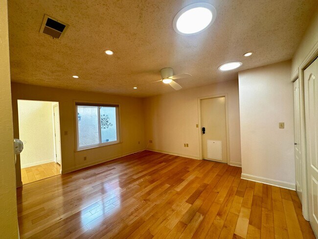 Foto del edificio - Single Story Court location