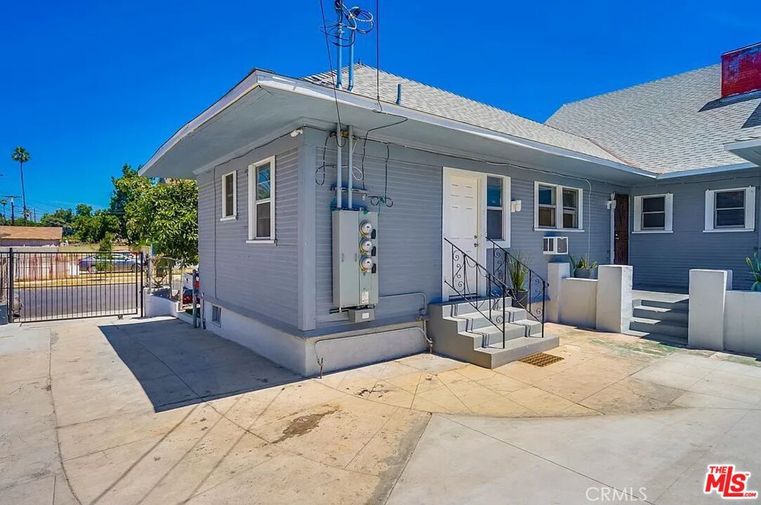 Primary Photo - 2901 Raymond Ave