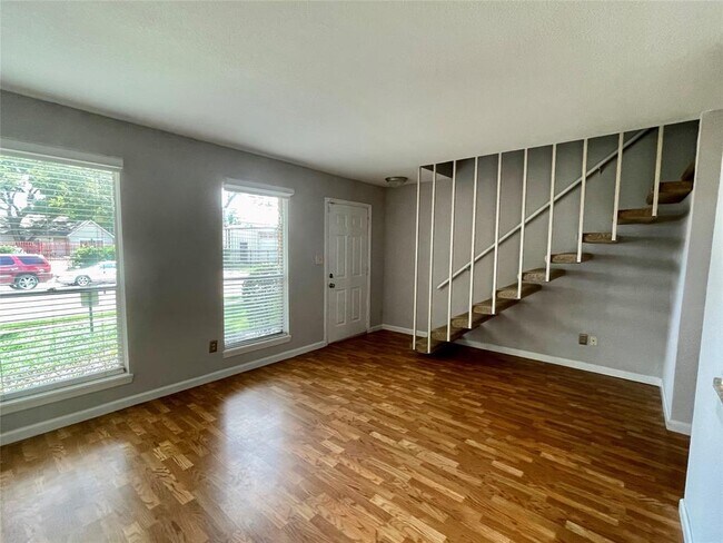 Building Photo - 6202 Skyline Dr