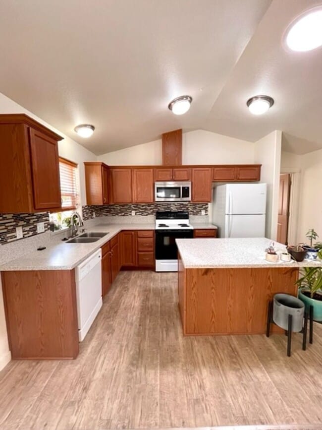 Building Photo - Single level home in NE Bend, close to sho...
