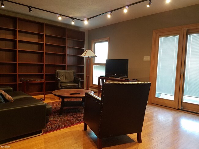 Building Photo - 3 br, 3.5 bath Condo - 2050 Bancroft Dr