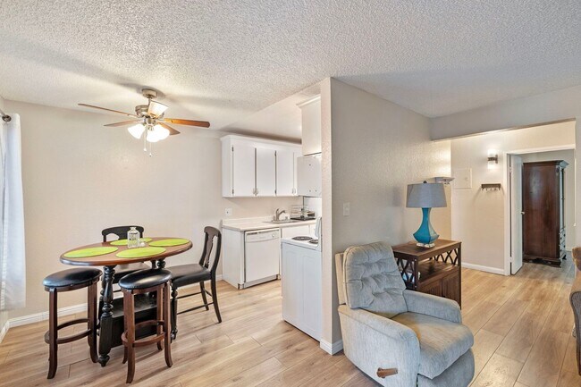 Foto del edificio - Fully Furnished 1BR/1BA Condo in Carson City