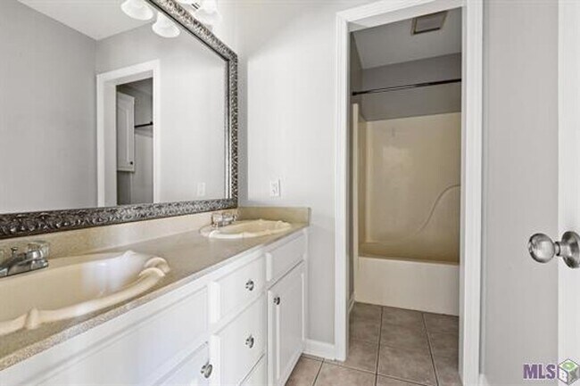 Foto del edificio - 4 Bedroom in Springlake Subdivision