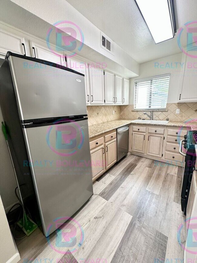 Foto del edificio - 1/2 Month Free! Contemporary 2-Bed Condo w...