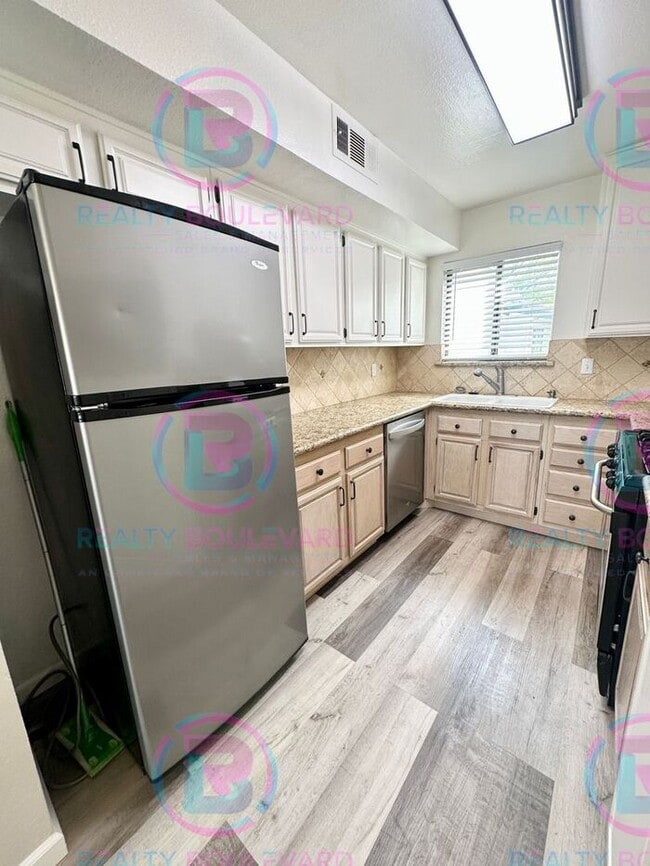 Building Photo - Contemporary 2-Bed Condo with Garage & Poo...
